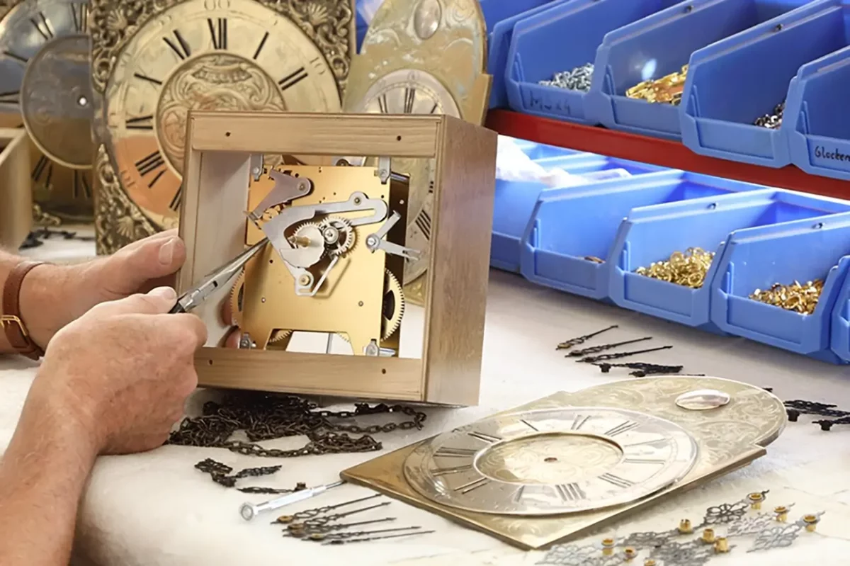 Feinmechaniker repariert antike Uhr in Werkstatt
