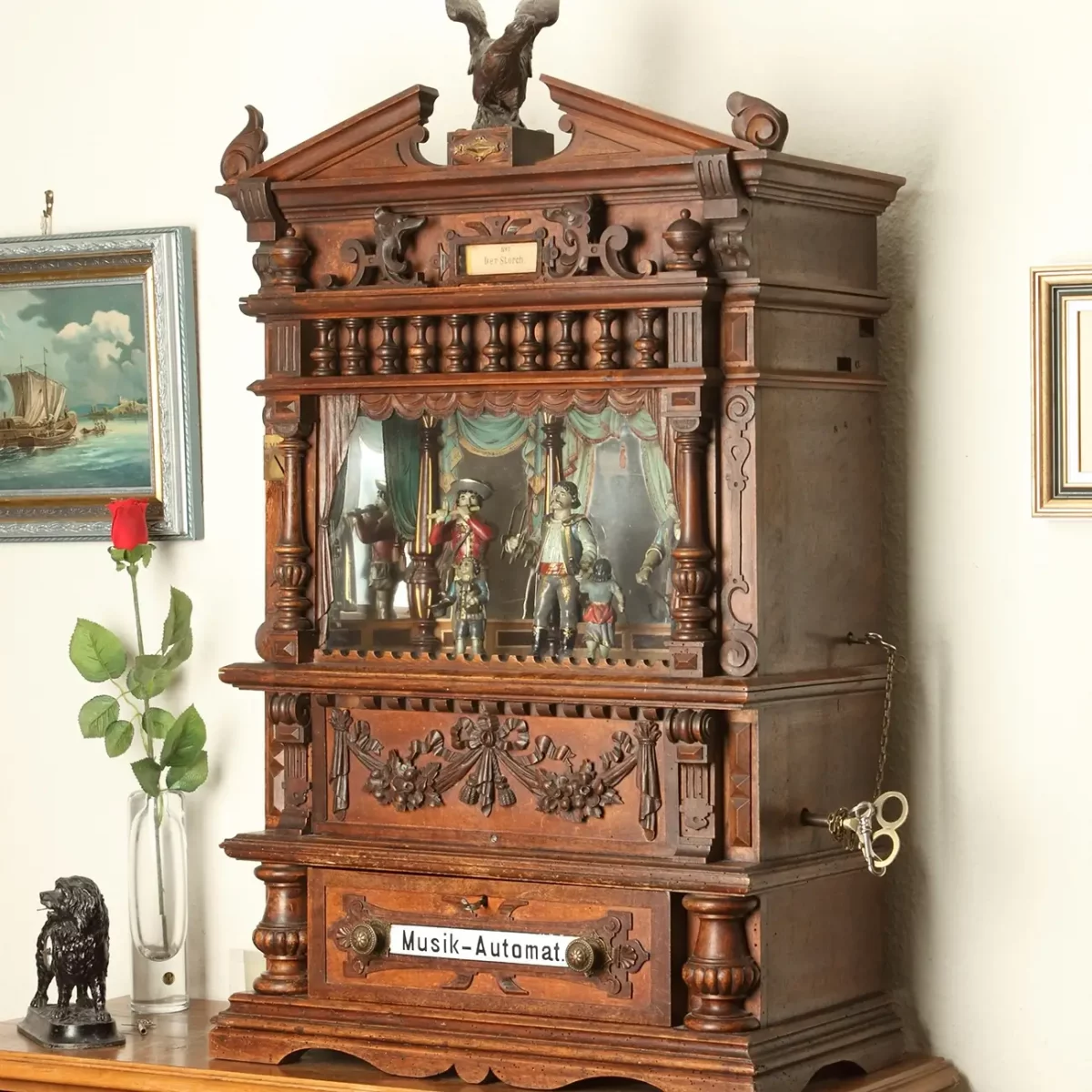 Antike Musikbox aus Holz mit dekorativen Figuren