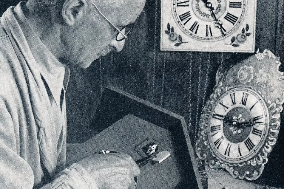 Uhrmacher repariert antike Uhren in Werkstatt