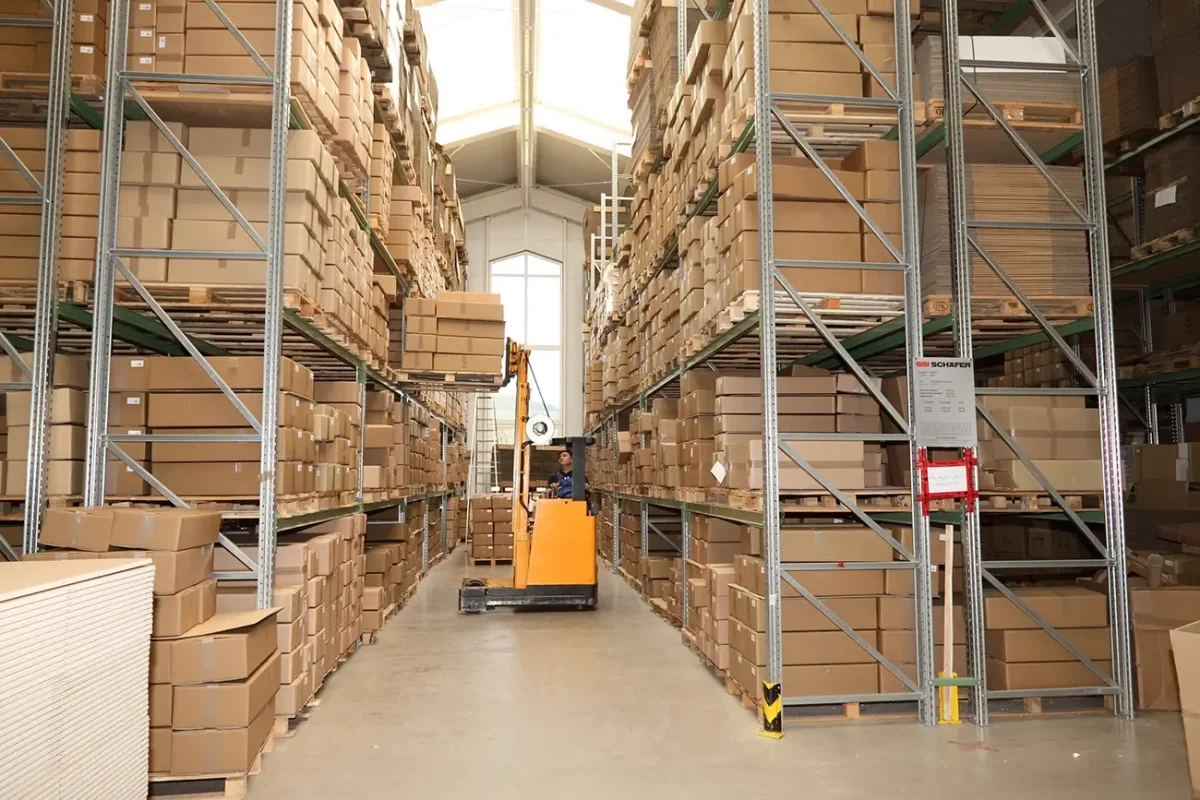 Großes Lagerhaus mit Hochregalen und Gabelstapler