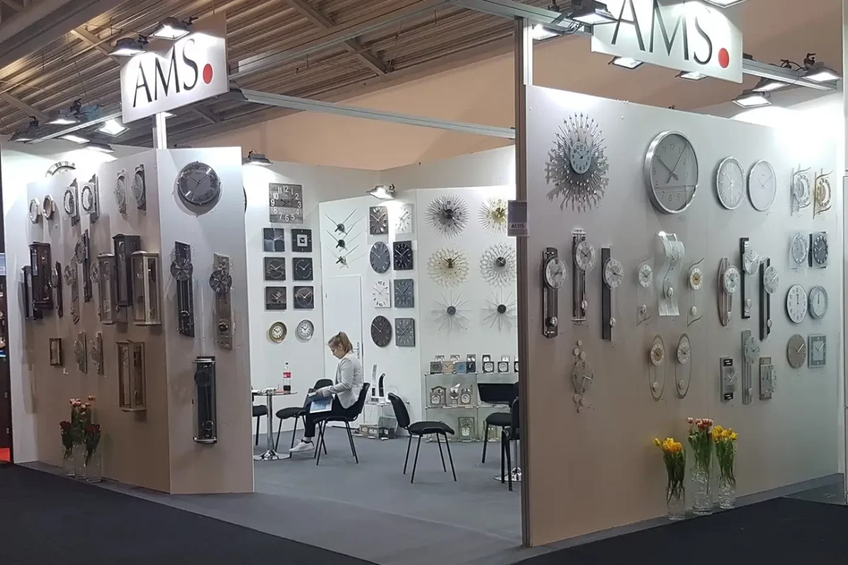 Messestand mit Uhren und Dekoration, ausgestattet mit moderner Beleuchtung