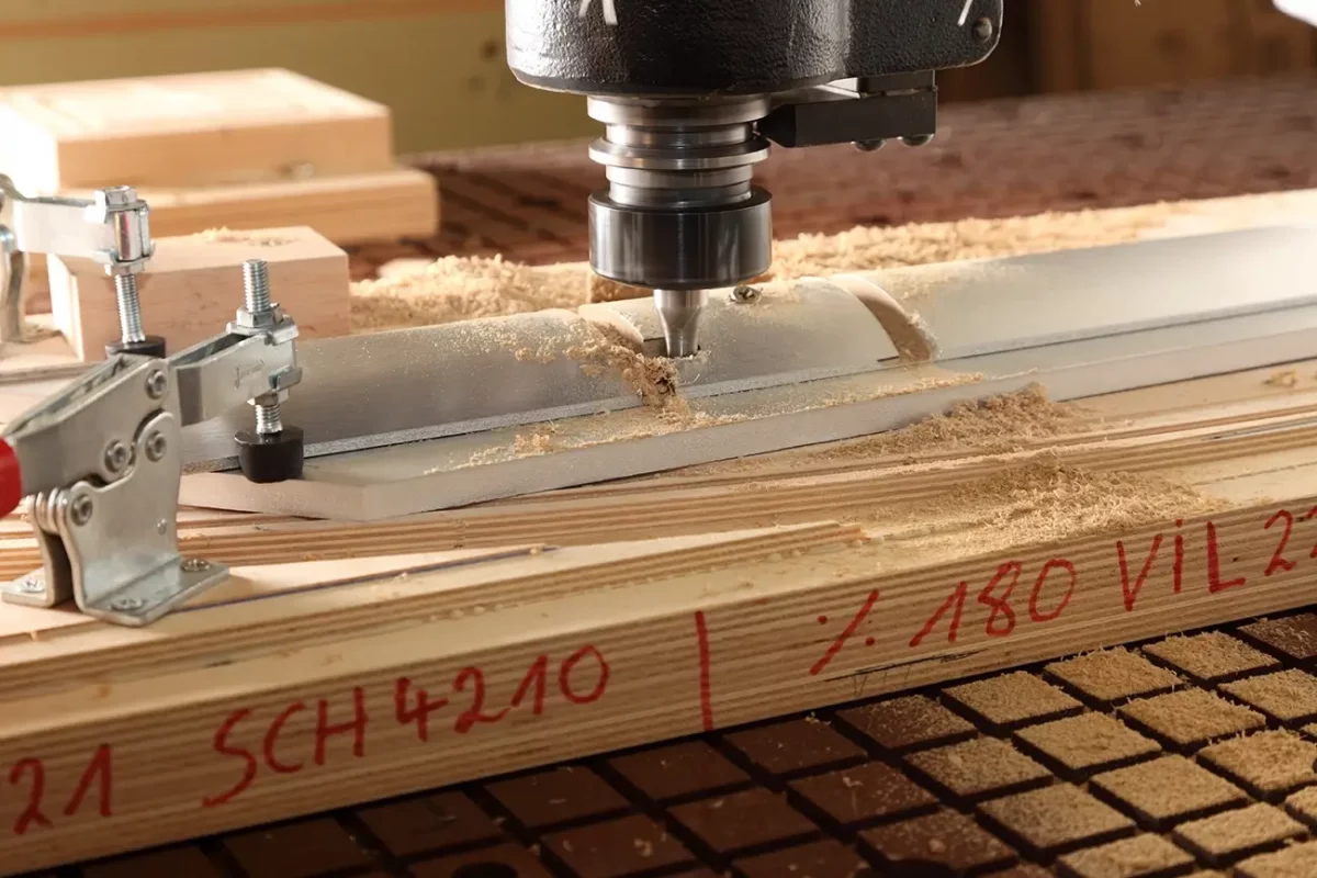 Fräsen von Holzplatte mit CNC-Maschine in Werkstatt