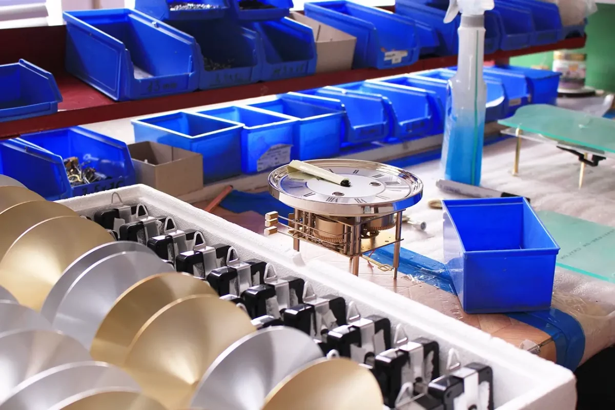 Werkstatt mit Uhren und Werkzeugen auf blauem Regal