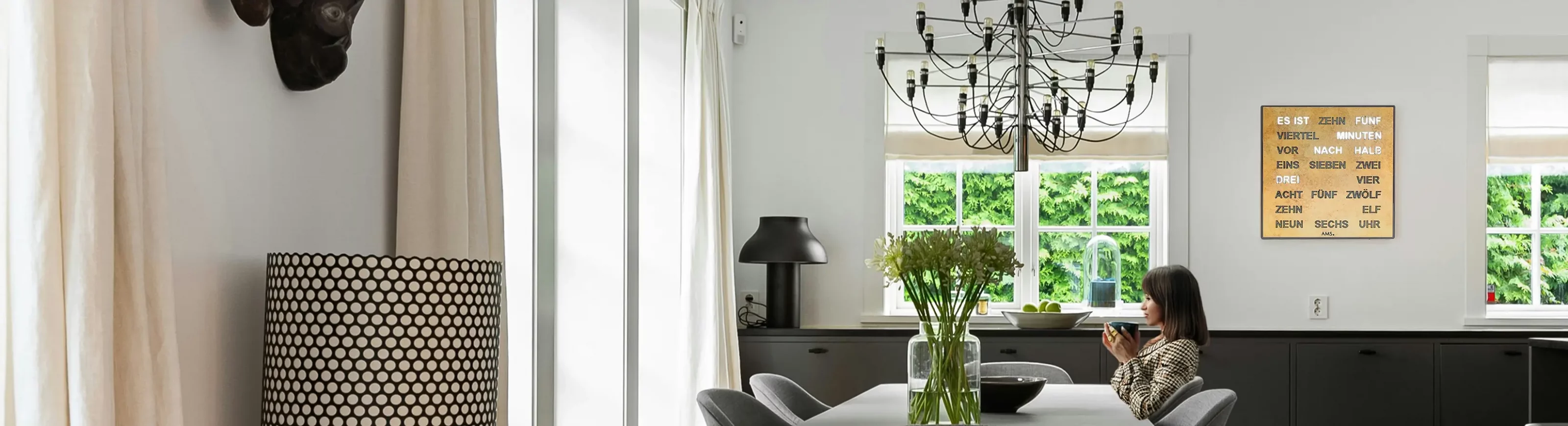 Modernes Wohnzimmer mit Essbereich und Kronleuchter