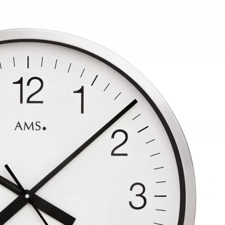 Nahaufnahme moderner Wanduhrenzeiger auf weißem Ziffernblatt