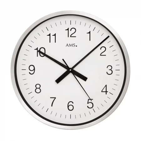 Runde Wanduhr mit schwarzen Zeigern und weißem Zifferblatt