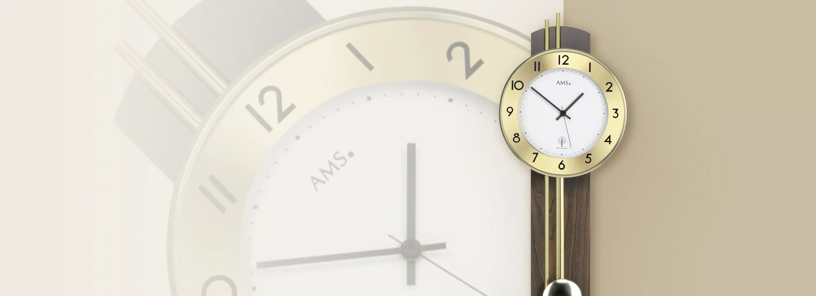 Moderne hängende Pendeluhr mit goldenen Details