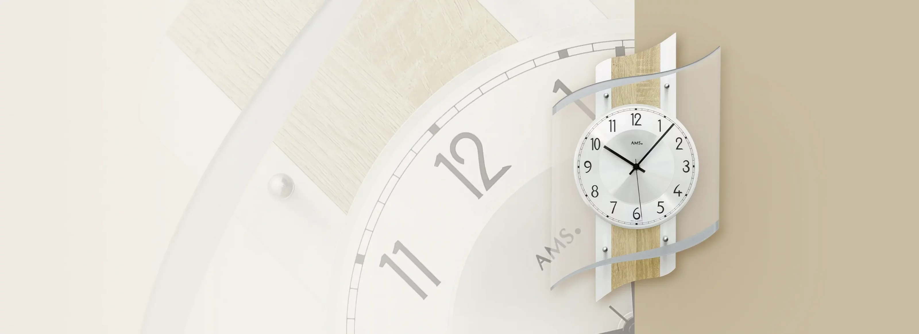 Moderne Wanduhr auf beigem Hintergrund