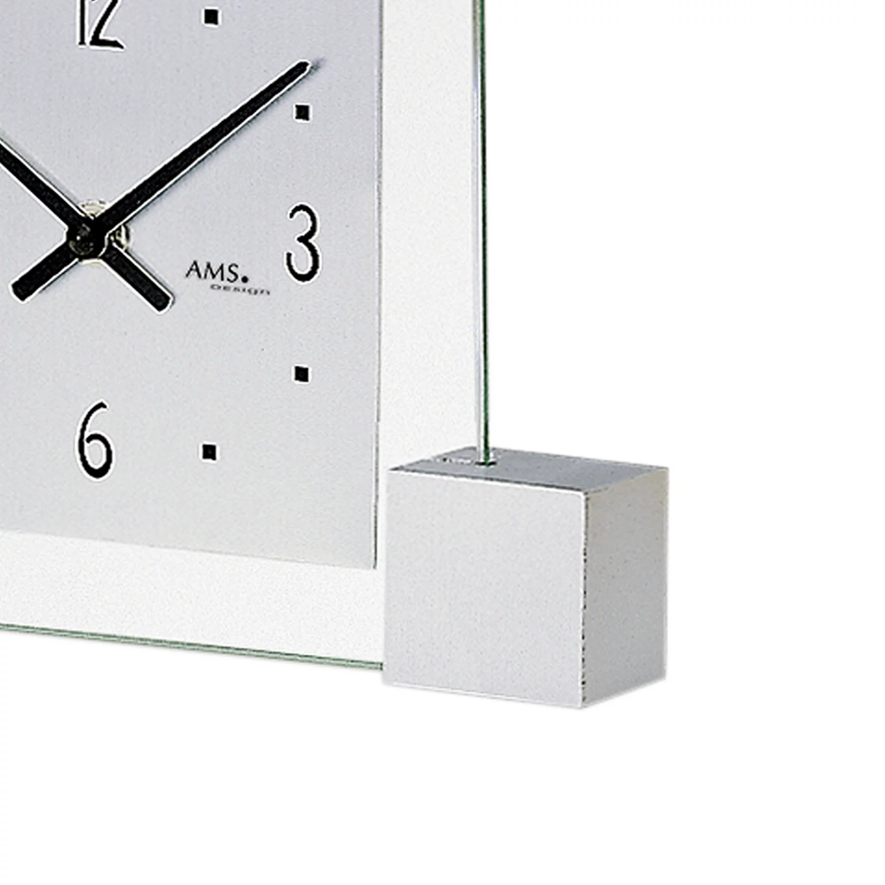 Moderne Glaswanduhr mit schwarzem Zifferblatt und silbernen Akzenten