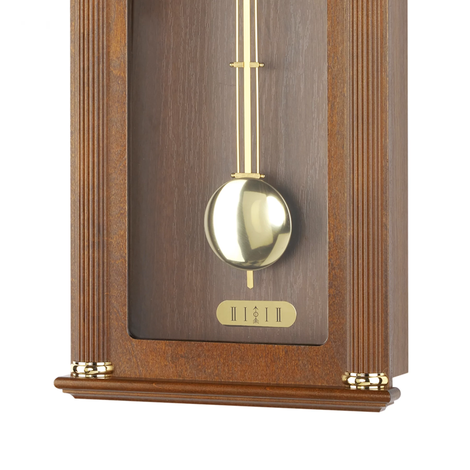 Braune Wanduhr mit Pendel und römischen Ziffern