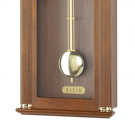 Braune Wanduhr mit Pendel und römischen Ziffern