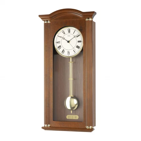 Klassische hölzerne Pendeluhr mit römischen Ziffern