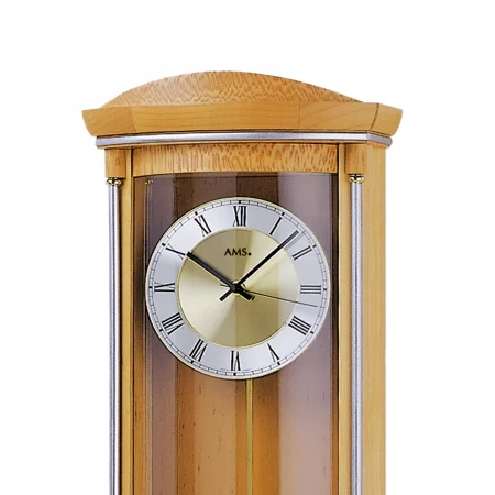 Holzpendeluhr mit römischen Ziffern auf Silber- und Goldzifferblatt