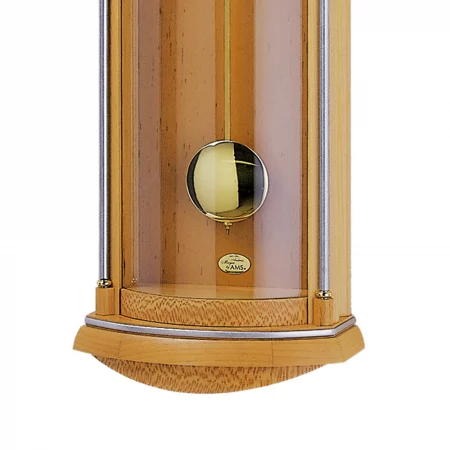 Detail einer Holzuhr mit goldenem Pendel