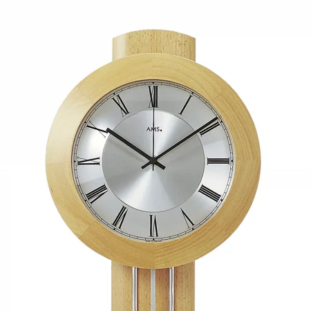 Moderne Holzwanduhr mit römischen Ziffern und silbernem Zifferblatt