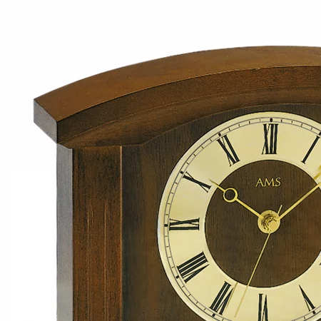 Holzuhr mit römischen Ziffern auf cremefarbenem Zifferblatt und Holzgehäuse