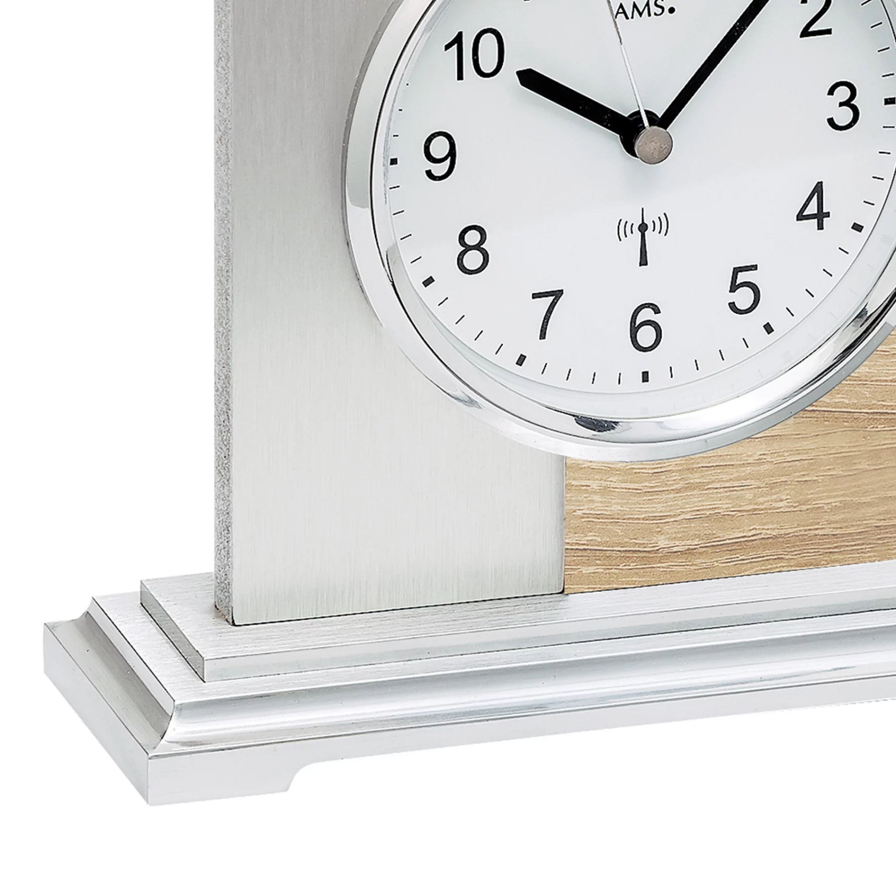 Detailaufnahme einer modernen Tischuhr mit silbernem und holzfarbenem Gehäuse