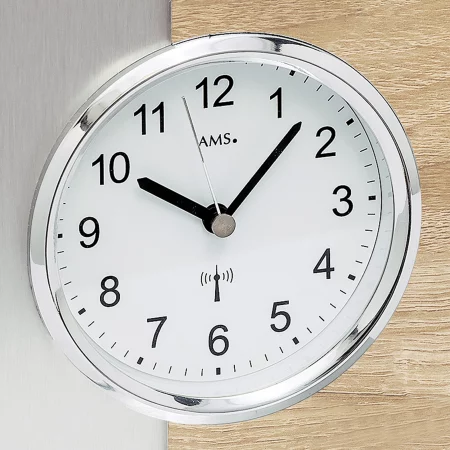 Runde Funkuhr mit silbernem Rahmen und weißem Zifferblatt