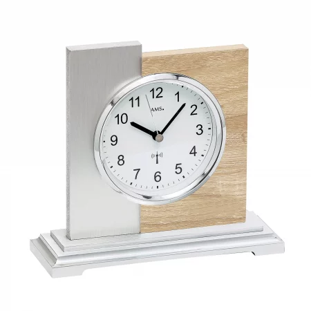 Moderne Tischuhr aus Holz und Metall mit römischen Ziffern