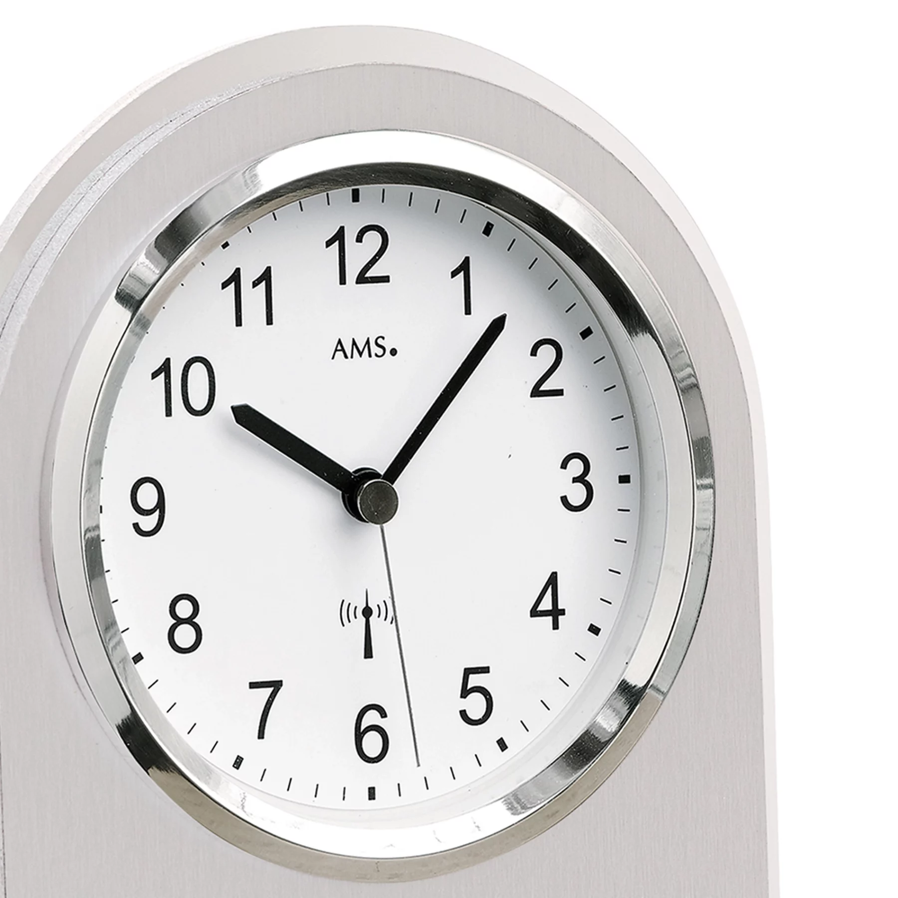 Silberne analoge Tischuhr mit schwarzem Zifferblatt und weißen Zeigern