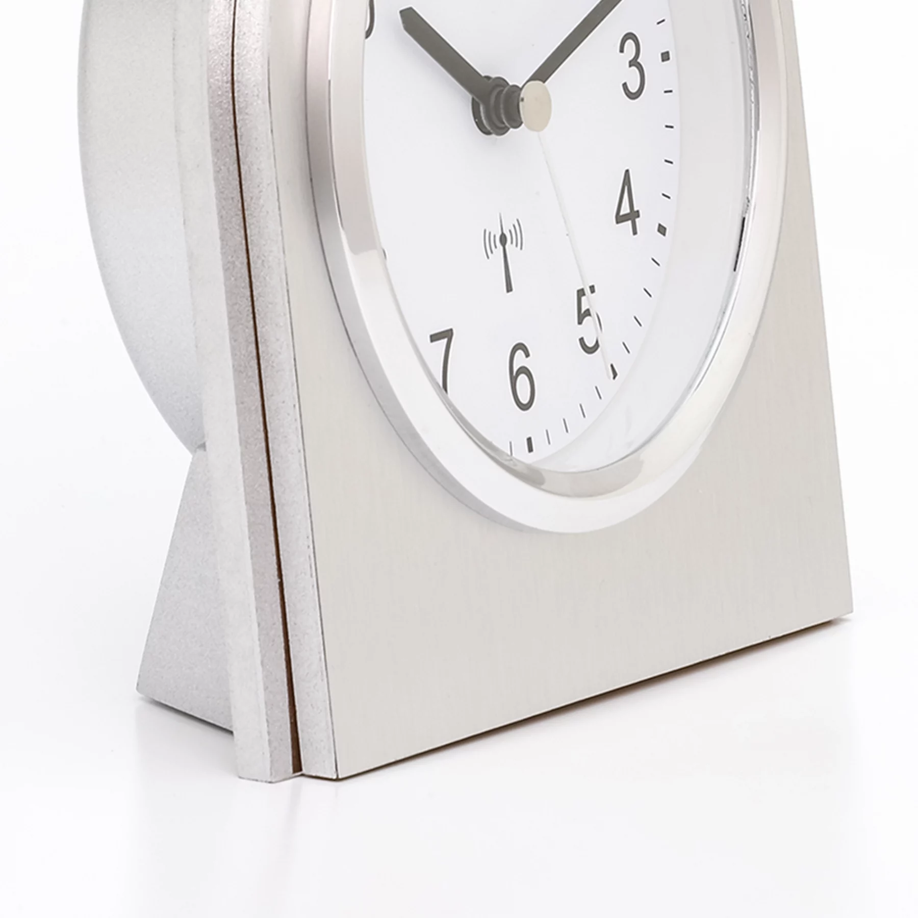 Silberner moderner Tischuhr mit schwarzem Zifferblatt und analogen Zeigern