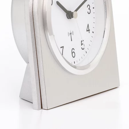 Silberner moderner Tischuhr mit schwarzem Zifferblatt und analogen Zeigern