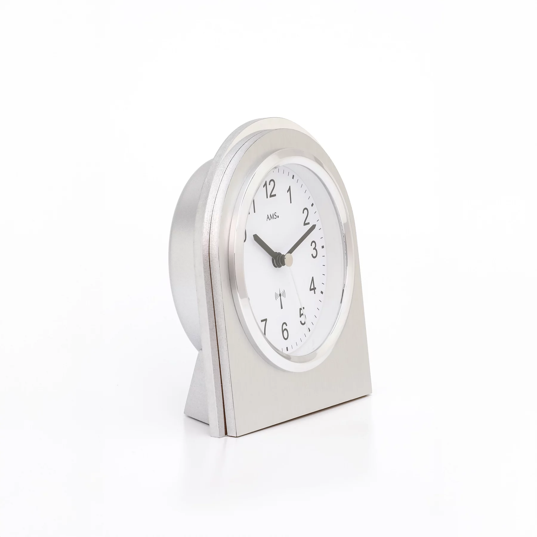 Silberfarbener Tischuhr mit weißem Zifferblatt und schwarzem Zeiger