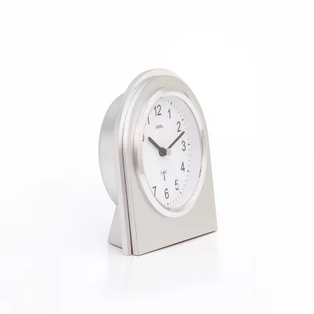 Silberfarbener Tischuhr mit weißem Zifferblatt und schwarzem Zeiger
