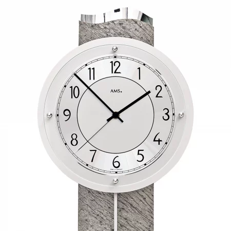Moderne Wanduhr aus Holz mit weißem Zifferblatt und schwarzen Zeigern