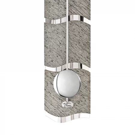 Moderne Pendeluhr mit gebogenem Holzdesign und silbernen Akzenten