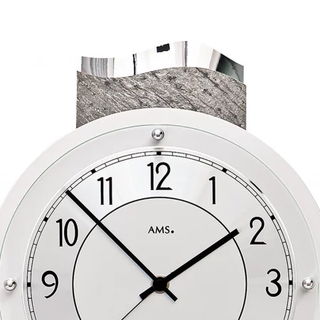 Moderne Wanduhr mit silbernem Gehäuse und schwarzem Zeigerdesign