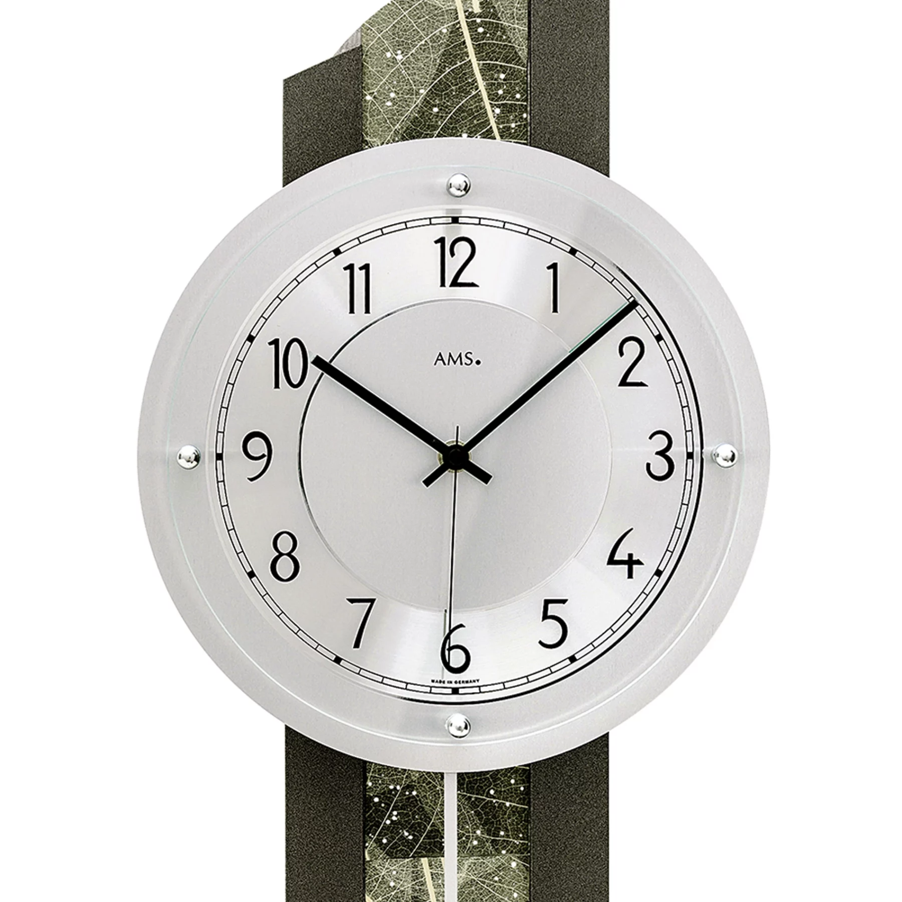 Moderne Wanduhr mit silbernem Zifferblatt und schwarzem Stundenzeiger auf Naturhintergrund