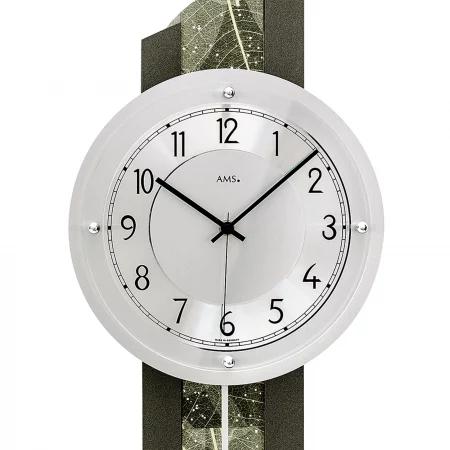 Moderne Wanduhr mit silbernem Zifferblatt und schwarzem Stundenzeiger auf Naturhintergrund