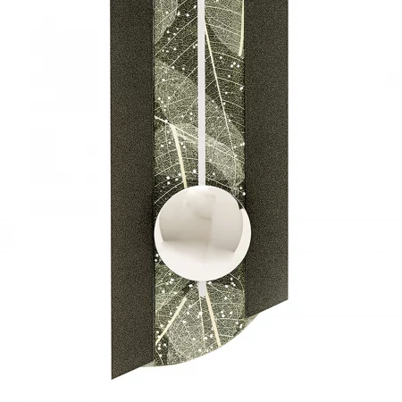 Abstrakte Kunst mit Blattmuster und silberner Kugel