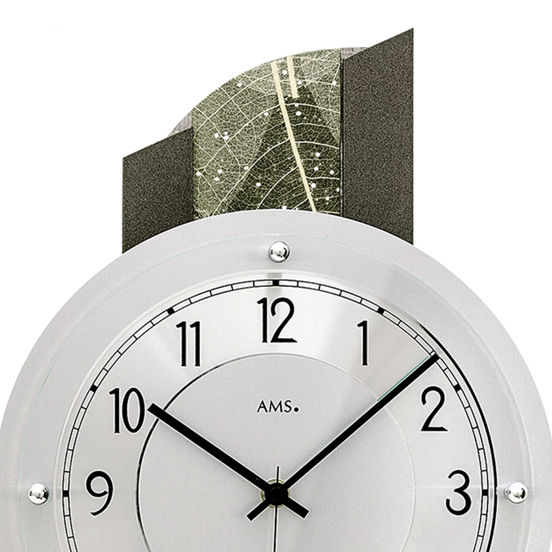 Moderne Wanduhr mit Blattmotiv und klarer Ziffernanzeige