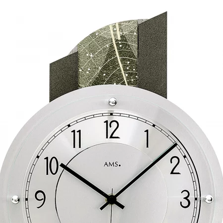 Moderne Wanduhr mit Blattmotiv und klarer Ziffernanzeige