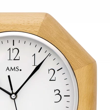 Holzwanduhr mit silbernem Rahmen und arabischen Ziffern auf weißem Zifferblatt