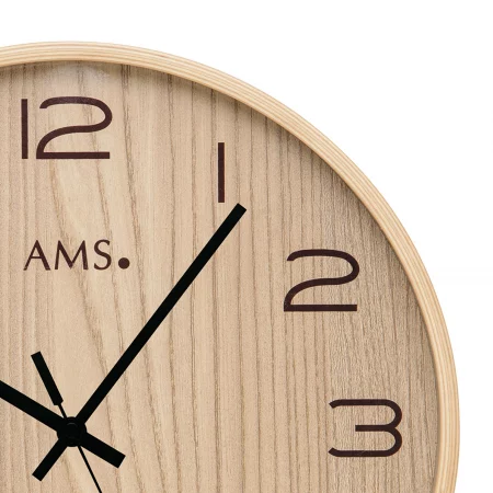 Moderne Holz-Wanduhr mit arabischen Ziffern und schwarzen Zeigern