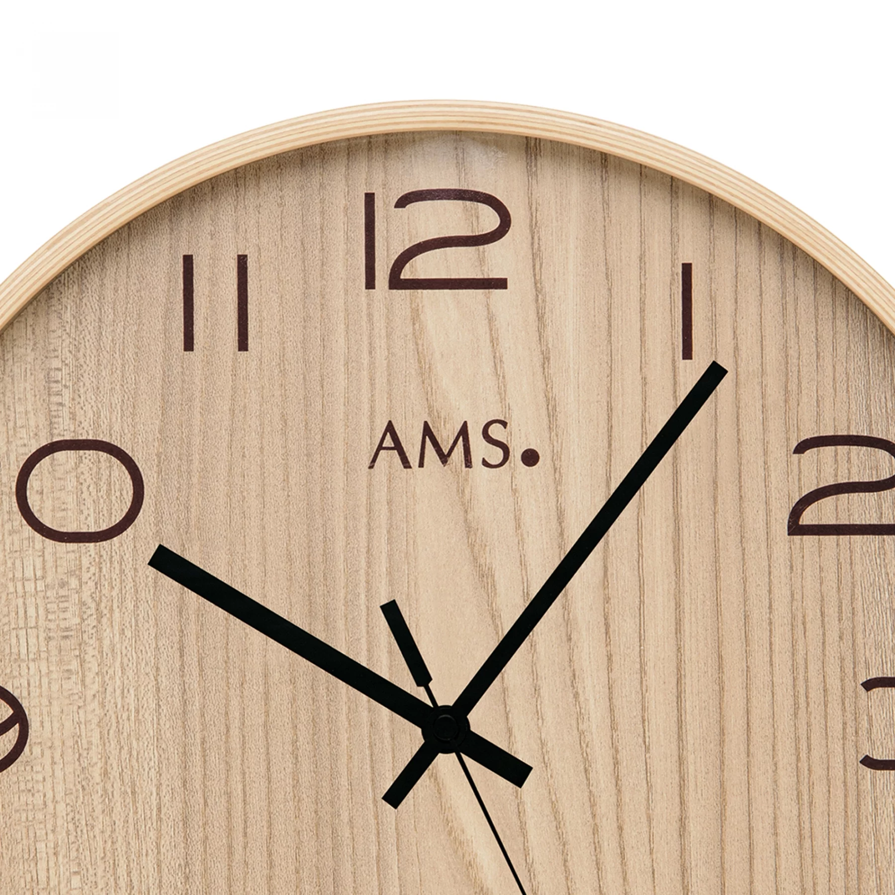 Nahaufnahme einer minimalistischen Holz-Wanduhr mit schwarzen Zeigern