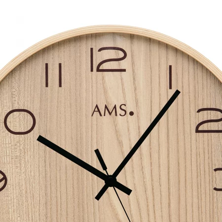 Nahaufnahme einer minimalistischen Holz-Wanduhr mit schwarzen Zeigern