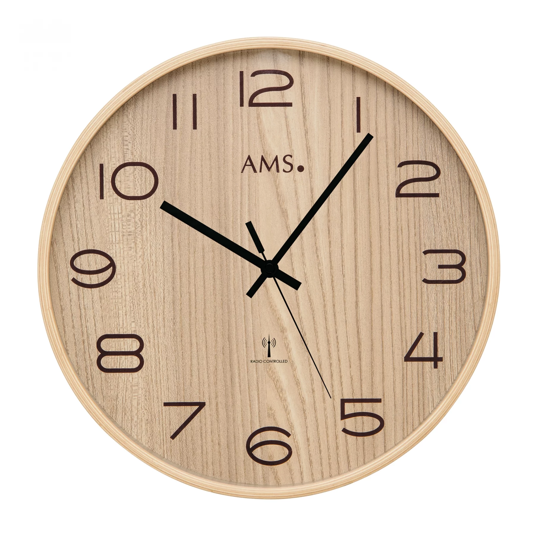 Holzwanduhr mit arabischen Ziffern und schwarzen Zeigern