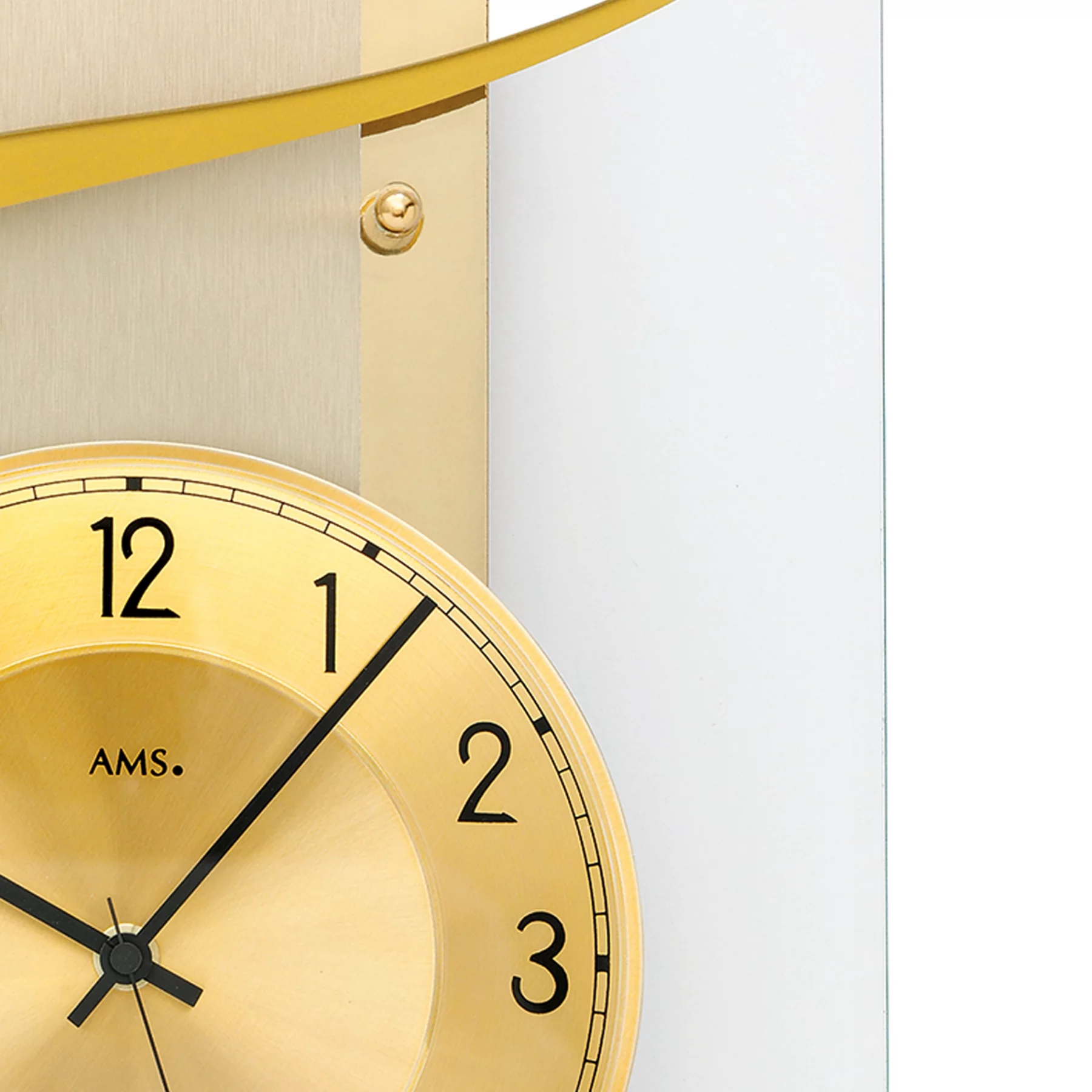 Nahaufnahme einer eleganten goldenen Wanduhr mit schwarzen Zeigern