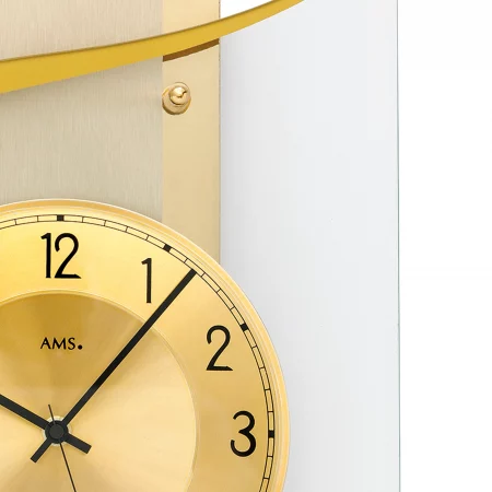 Nahaufnahme einer eleganten goldenen Wanduhr mit schwarzen Zeigern