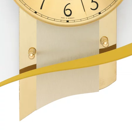 Goldene Wanduhr mit modernem Design und gelbem Akzent