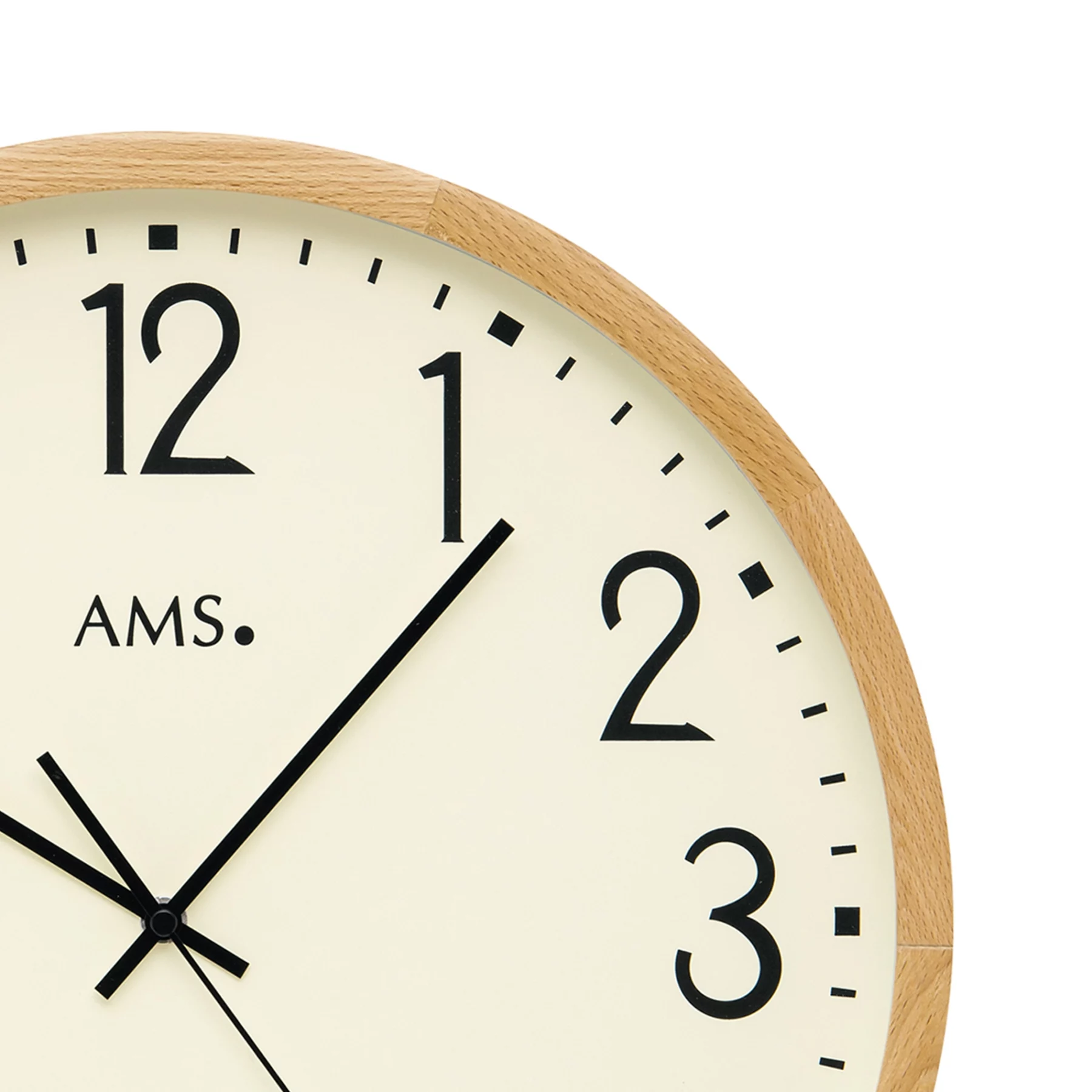 Nahaufnahme einer analogen Wanduhr mit Holzrahmen