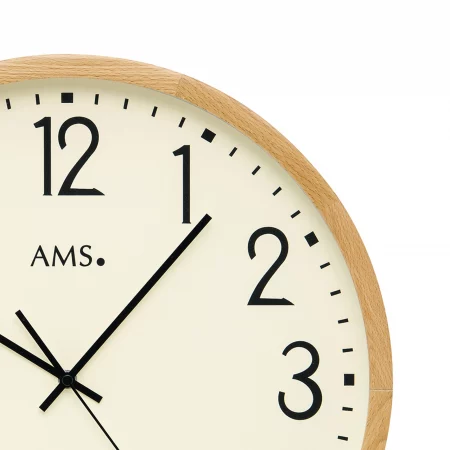 Nahaufnahme einer analogen Wanduhr mit Holzrahmen