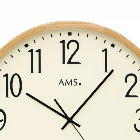 Moderne Wanduhr mit Holzrahmen und großen schwarzen Ziffern auf beigem Zifferblatt