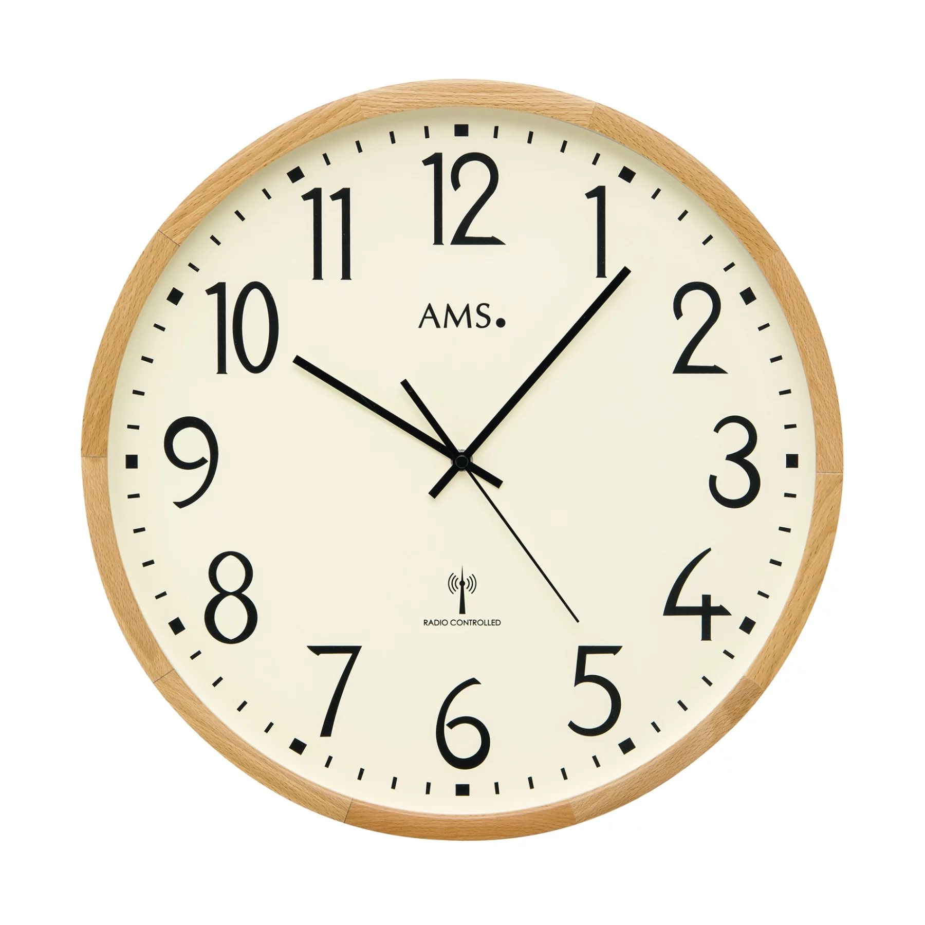 Runde Wanduhr mit Holzrahmen und schwarzen Zeigern