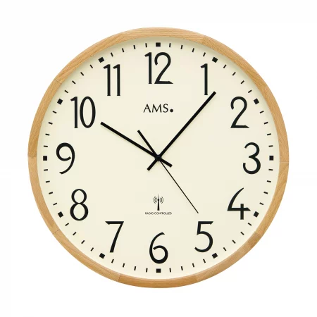 Runde Wanduhr mit Holzrahmen und schwarzen Zeigern