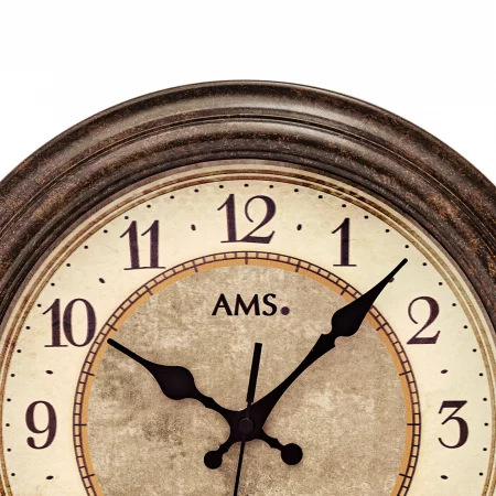 Antike Wanduhr mit römischen Ziffern zeigt drei Uhr